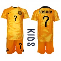 Otroški Nogometni dresi Nizozemska Steven Bergwijn #7 Domači SP 2022 Kratek Rokav (+ Kratke hlače)